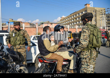 Srinagar, India. 31 ott 2019. Di paramilitari troopers fermare i motociclisti durante l'operazione di ricerca in Srinagar.L'operazione di ricerca è stata condotta mediante le forze di governo in e attorno alla Segreteria edificio dove il primo tenente Governor ha di prendere in carico dopo la biforcazione del Jammu e Kashmir Stato in due territori dell'Unione. Credito: SOPA Immagini limitata/Alamy Live News Foto Stock