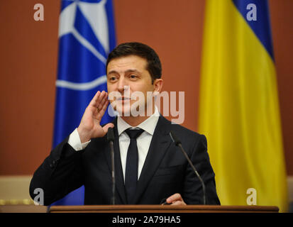 Kiev, Ucraina. 31 ott 2019. Presidente dell Ucraina Volodymyr Zelensky partecipa a una conferenza stampa congiunta con il Segretario generale della NATO, Jens Stoltenberg dopo la NATO-Ucraina a riunione della commissione.Jens Stoltenberg è arrivato in Ucraina il 30 ottobre 2019 su una due giorni di visita. Credito: SOPA Immagini limitata/Alamy Live News Foto Stock