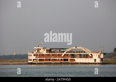 Bu Paya e Fiume Ayeyarwady, Old Bagan village, Mandalay regione, Myanmar, Asia Foto Stock