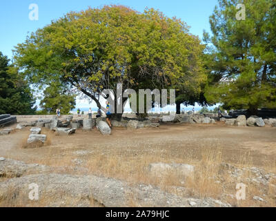 I turisti ammirando la vista e le rovine del tempio di guarigione Asclepeion Foto Stock