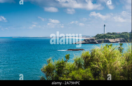 Città di Biarritz con il suo faro e queste case tipiche e il vecchio porto in Francia Foto Stock