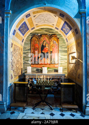 Il trittico "Madonna con Bambino e San Giovanni Battista e San Michele Arcangelo" XIV secolo la chiesa di Santa Barbara dei Librai - Roma, Italia Foto Stock