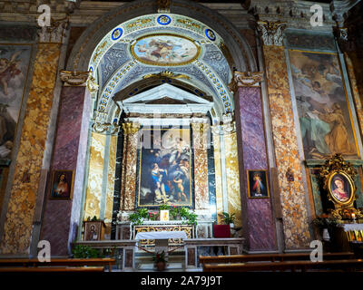 L'immagine di Santa Barbara in adorazione del Cristo risorto sull altare maggiore Chiesa di Santa Barbara dei Librai - Roma, Italia Foto Stock