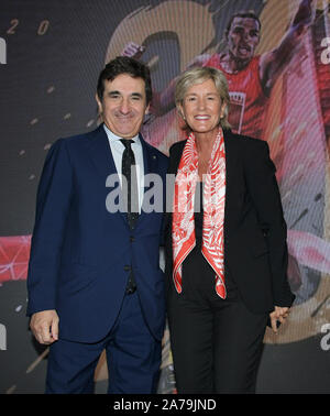 Milano, Torre Generali presentazione della ventesima edizione del Generali MARATONA Milano nella foto: Urbano Cairo, CEO e presidente di Cairo Communication, RCS MediaGroup e Torino Calcio, Isabelle Conner Group Chief General Marketing Officer Foto Stock