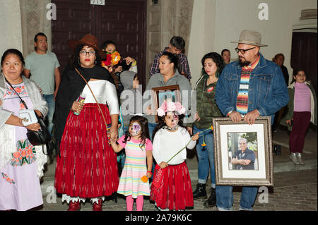 Los Angeles, California/USA - Ottobre 30, 2019: una famiglia onori a amavano uno al giorno dei morti la celebrazione a Olvera Street celebrazione Foto Stock