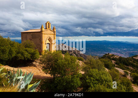 Ermita de Sant Joan, Montserrat, Catalonia, costruita nel XIX secolo avanti la Ermita de Sant Onofre, che è incorporata nella rupe sopra nel Tebes Foto Stock