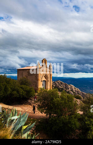 Ermita de Sant Joan, Montserrat, Catalonia, costruita nel XIX secolo avanti la Ermita de Sant Onofre, che è incorporata nella rupe sopra nel Tebes Foto Stock