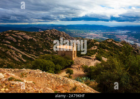 Ermita de Sant Joan, Montserrat, Catalonia, costruita nel XIX secolo avanti la Ermita de Sant Onofre, che è incorporata nella rupe sopra nel Tebes Foto Stock