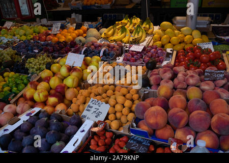 Magnifica esposizione di colorati frutti freschi di tutte le varietà in vendita su uno stallo in aria aperta mercato veneziano sul Canal Grande. Foto Stock