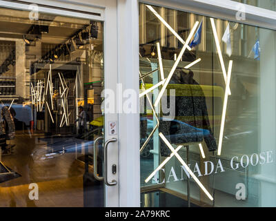 Strisce di illuminazione display in "Canada Goose' shop, Ixelles, Bruxelles, Belgio. Foto Stock
