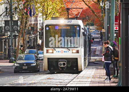 Il transito di massa di sistemi, compresi il Portland Tri incontrato treno MAX e il Portland Street Cars, sono diffusi delle città interna trasporto in Portla Foto Stock