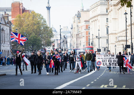 London, Regno Unito 31 ottobre, 2019. Sostenitori Brexit raccogliere intorno a Whitehall il giorno britannico era dovuta a lasciare l'Unione europea per la seconda volta. Andy Barton/Alamy Live News Foto Stock