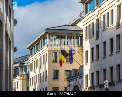 Belga e Unione europea bandiere su edifici governativi off Rue de Namur, Bruxelles, Belgio. Foto Stock