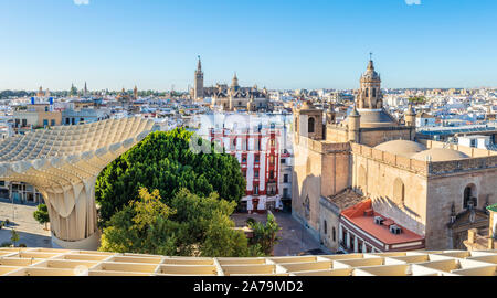 Lo skyline di Siviglia vista della cattedrale di Siviglia e sui tetti della città dalla Metropol Parasol Setas De Sevilla Siviglia Spagna Siviglia Andalusia Spagna UE Europa Foto Stock