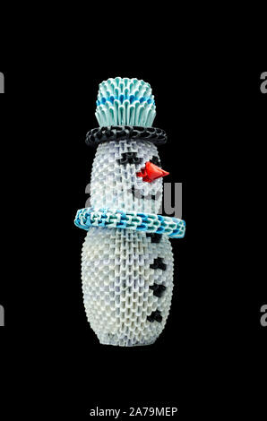 3D origami, snowman - decorazione isolati su sfondo nero Foto Stock