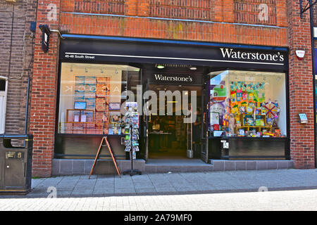 Shopfront / finestra visualizza del famoso libro rivenditore Waterstone's, South Street nel centro di Dorchester. Porte anteriori aperte per il business. Foto Stock