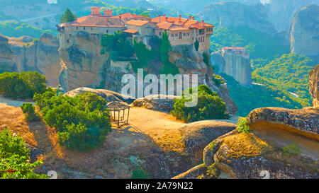 Sulla sommità di una rupe in Meteora al mattino, Grecia - paesaggio greco Foto Stock