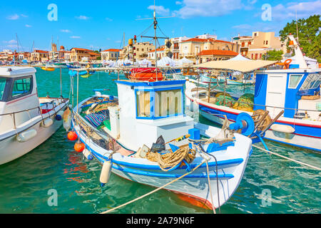 Il pittoresco fshing barche nel porto di Aegina città d'estate giornata soleggiata, Grecia Foto Stock