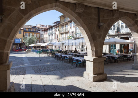 Archi gotici in Largo da Oliveira, Guimarães, Portogallo Foto Stock