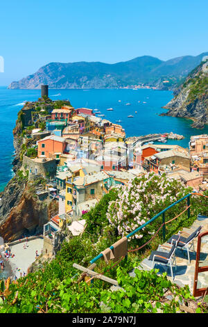 Vernazza città sulla scogliera sul mare in Cinque Terre Liguria, Italia Foto Stock
