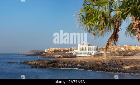 Estate, cancellare vistas verso San Blas e Golf del Sur, popolare località del sud di Tenerife, come visto da di Playa Grande, Los Abrigos, Tenerife, Spagna Foto Stock