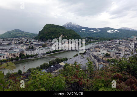 Splendido paesaggio della città vecchia di Salisburgo sul fiume Salzach e la fortezza di Hohensalzburg Festung sulla vista montagna da Monaco montagna sul giorno nuvoloso Foto Stock