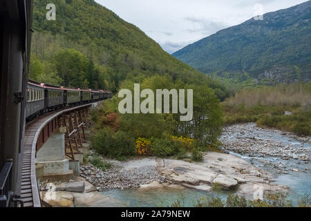 Bella Alaska: Pass bianco incrocio ferroviario un fiume Foto Stock