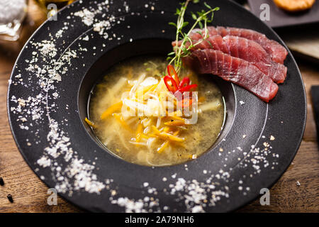 Cancellare la zuppa di pesce serviti in una ciotola in ristorante Foto Stock