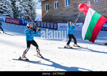 Bansko, Bulgaria - Dicembre, 12, 2015: Apertura di una nuova stagione sciistica 2015-2016 a Bansko, Bulgaria. I piccoli sciatori in pendenza Foto Stock