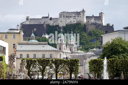 Città vecchia di Salisburgo e la fortezza di Hohensalzburg Festung sulla vista montagna da MIrabel Park sulla giornata di sole Foto Stock