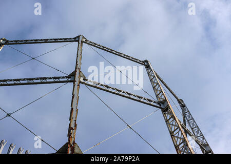 Arrugginimento gasometro contro un cielo blu con nuvole Foto Stock