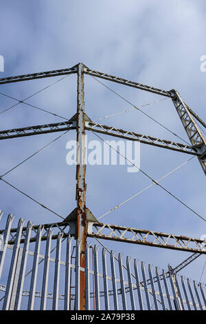 Arrugginimento gasometro contro un cielo blu con nuvole Foto Stock