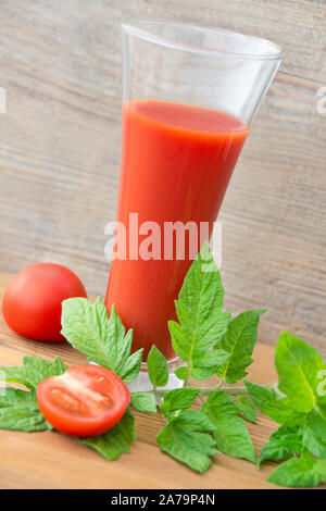 Il succo di pomodoro e foglie di pomodoro Foto Stock