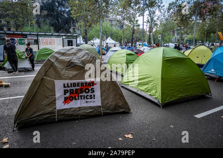 Barcellona, Spagna. 31 ott 2019. Diverse tende durante la protesta universitaria camp.centinaia di studenti universitari hanno trascorso una notte campeggio al Pl. Università di fronte all'Università Centrale protestando contro le sentenze della Corte suprema il catalano e i leader politici. Credito: SOPA Immagini limitata/Alamy Live News Foto Stock