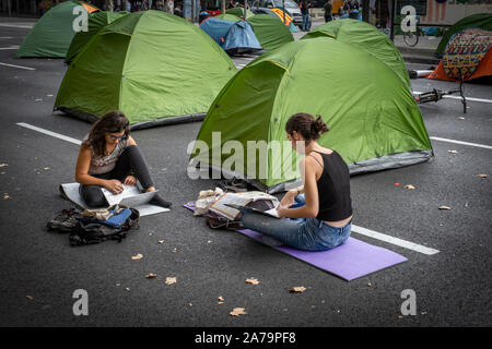 Barcellona, Spagna. 31 ott 2019. Due studenti durante la protesta universitaria camp.centinaia di studenti universitari hanno trascorso una notte campeggio al Pl. Università di fronte all'Università Centrale protestando contro le sentenze della Corte suprema il catalano e i leader politici. Credito: SOPA Immagini limitata/Alamy Live News Foto Stock