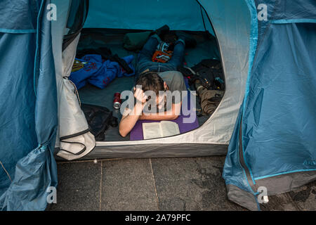 Barcellona, Spagna. 31 ott 2019. Uno studente di lettura durante la protesta universitaria camp.centinaia di studenti universitari hanno trascorso una notte campeggio al Pl. Università di fronte all'Università Centrale protestando contro le sentenze della Corte suprema il catalano e i leader politici. Credito: SOPA Immagini limitata/Alamy Live News Foto Stock