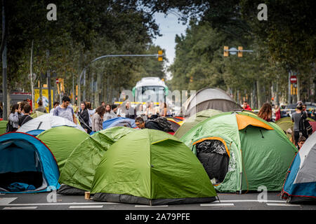 Barcellona, Spagna. 31 ott 2019. Diverse tende durante la protesta universitaria camp.centinaia di studenti universitari hanno trascorso una notte campeggio al Pl. Università di fronte all'Università Centrale protestando contro le sentenze della Corte suprema il catalano e i leader politici. Credito: SOPA Immagini limitata/Alamy Live News Foto Stock