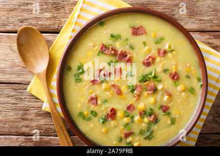 Americana calda zuppa di mais con pancetta close-up in una ciotola sul tavolo. Parte superiore orizzontale vista da sopra Foto Stock