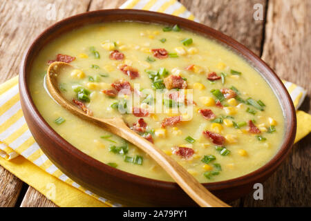 Americana calda zuppa di mais con pancetta close-up in una ciotola sul tavolo orizzontale. Foto Stock