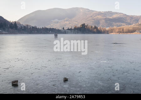 Persone pattinaggio sul Endine lago ghiacciato. Endine Gaiano (BG), Italia - 22 gennaio 2019. Foto Stock