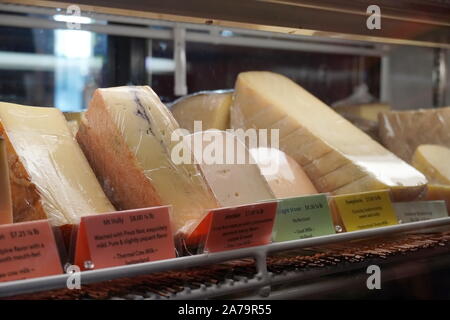 Boothbay Harbor, ME / STATI UNITI D'America - 20 Ottobre 2019: vari formaggi gourmet dietro uno schermo di vetro sul far della sera specialità Foto Stock