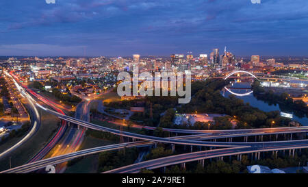 Luce rosa prima mattina alba sun riflette sulle nuvole sopra il centro cittadino di Nashville TN Foto Stock