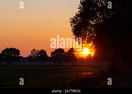 Un tramonto speciale con colori intensi in autunno sera Foto Stock