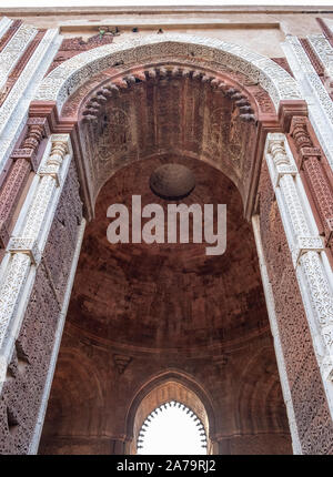 Alai Darwaza costruito da Alauddin Khalji nel 1311. I dettagli di carving. Foto Stock