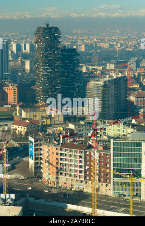 Lo skyline di Milano, vista aerea del Bosco Verticale (bosco verticale) grattacieli e la città coperto da smog. Paesaggio italiano. Foto Stock