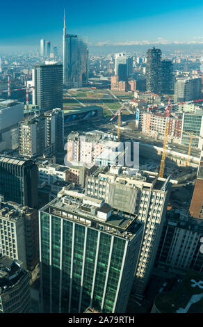 Milano Italia: Milano skyline, veduta aerea della Porta Nuova impresa in un quartiere finanziario con Unicredit tower e Bosco Verticale di edifici Foto Stock