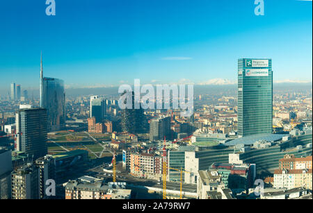 Milano Italia: Grattacielo, Regione Lombardia headquarters building con le alpi italiane e il Monte Rosa in background. Città coperte dallo smog Foto Stock