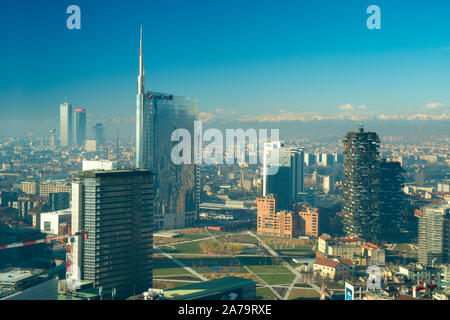 Milano Italia: Milano skyline, veduta aerea della Porta Nuova impresa in un quartiere finanziario con Unicredit tower e Bosco Verticale di edifici Foto Stock