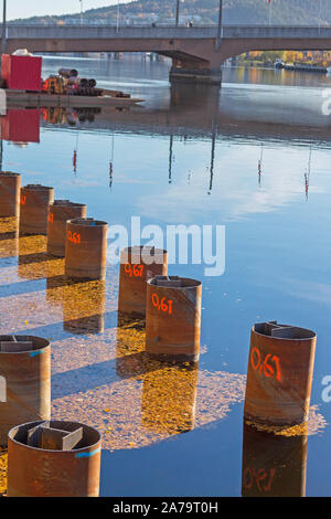 Tubi in acciaio con supporto trave in acqua Costruzioni Foto Stock