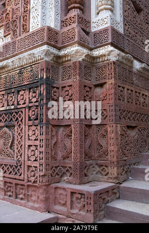 Alai Darwaza costruito da Alauddin Khalji nel 1311. I dettagli di carving. Foto Stock